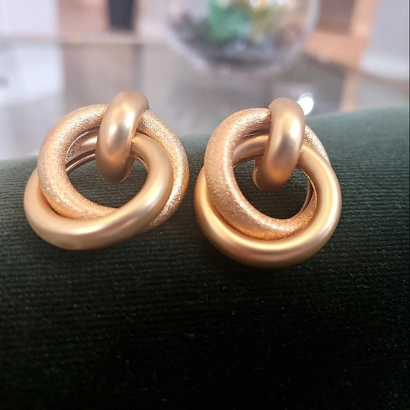 Fashion Jewelry Jewelry - Chic Gold Twist earrings